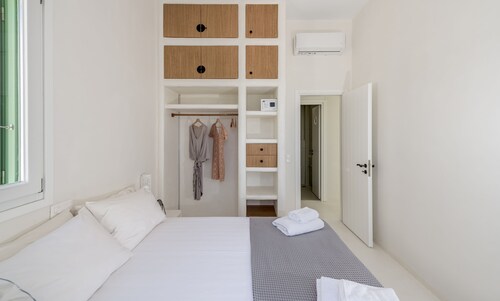 KLIMA BAY Beachfront Boutique Houses (Olive)