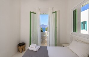 1 habitación, tabla de planchar con plancha y cuna de viaje 