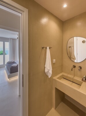 Een douche, een haardroger, handdoeken