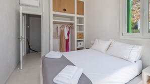 Une chambre à coucher avec un lit, une armoire et une fenêtre.