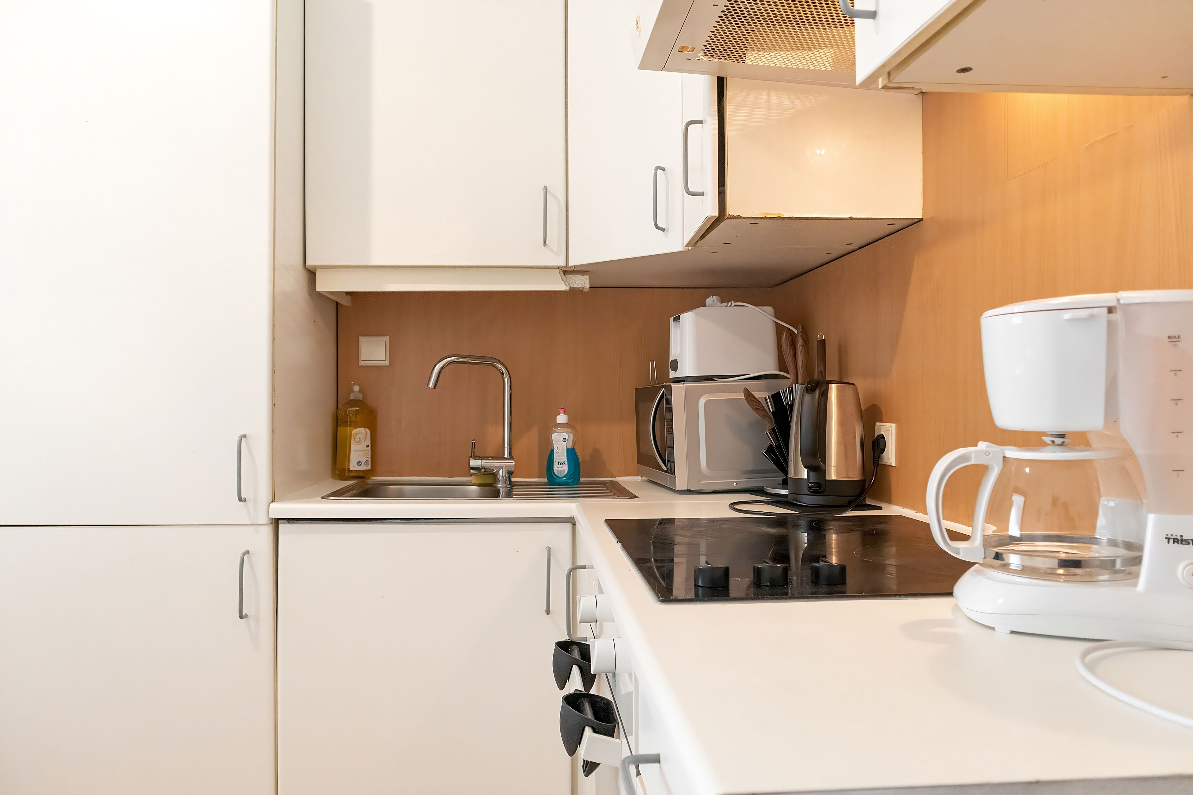 Refrigerador con freezer, microondas, horno, placa de cocina