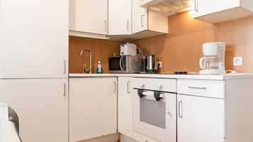 Full-sized fridge, microwave, oven, stovetop