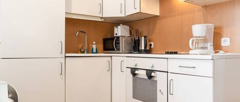 Full-sized fridge, microwave, oven, stovetop