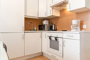 Full-size fridge, microwave, oven, stovetop - Friendly 3BR shared Apt-WienerStadthalle (Vienna)