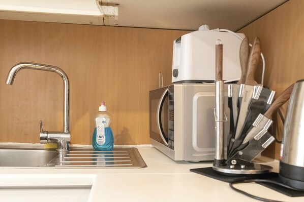 Full-sized fridge, microwave, oven, stovetop