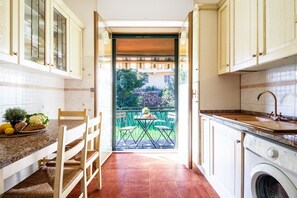 冷蔵庫、電子レンジ、オーブン、コーヒー / ティーメーカー