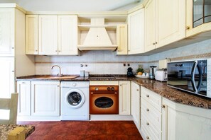 Kjøleskap, mikrobølgeovn, ovn og kaffetrakter/tekoker