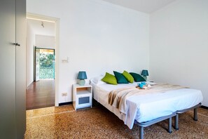 2 室のベッドルーム、アイロン / アイロン台、WiFi (無料)、ベッドシーツ