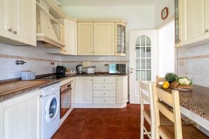 冷蔵庫、電子レンジ、オーブン、コーヒー / ティーメーカー