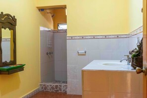 Shower, hair dryer, towels, soap - Spacious and cozy Apartment for up to 7 guest (Panajachel)