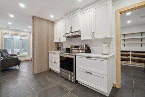 Réfrigérateur, four à micro-ondes, un four, surface de cuisson
