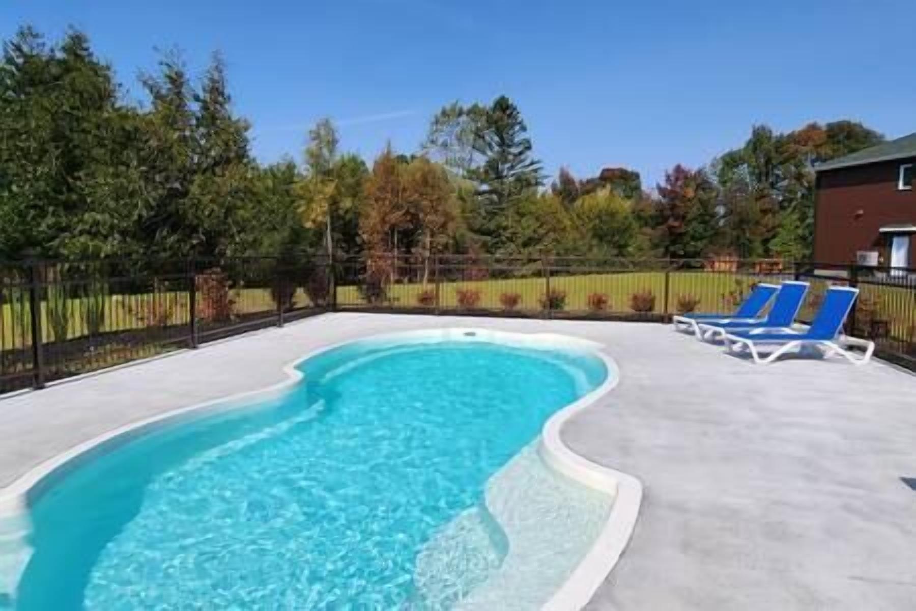 Shared swimming pool (available early june to late september) (2)