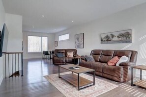 Een televisie, tafelvoetbal en een tafeltennistafel