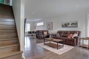 Fernseher, Tischfußball, Tischtennisplatte