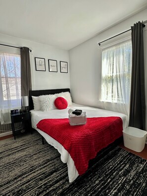 1 Schlafzimmer, Zimmersafe, Schreibtisch, Bügeleisen/Bügelbrett