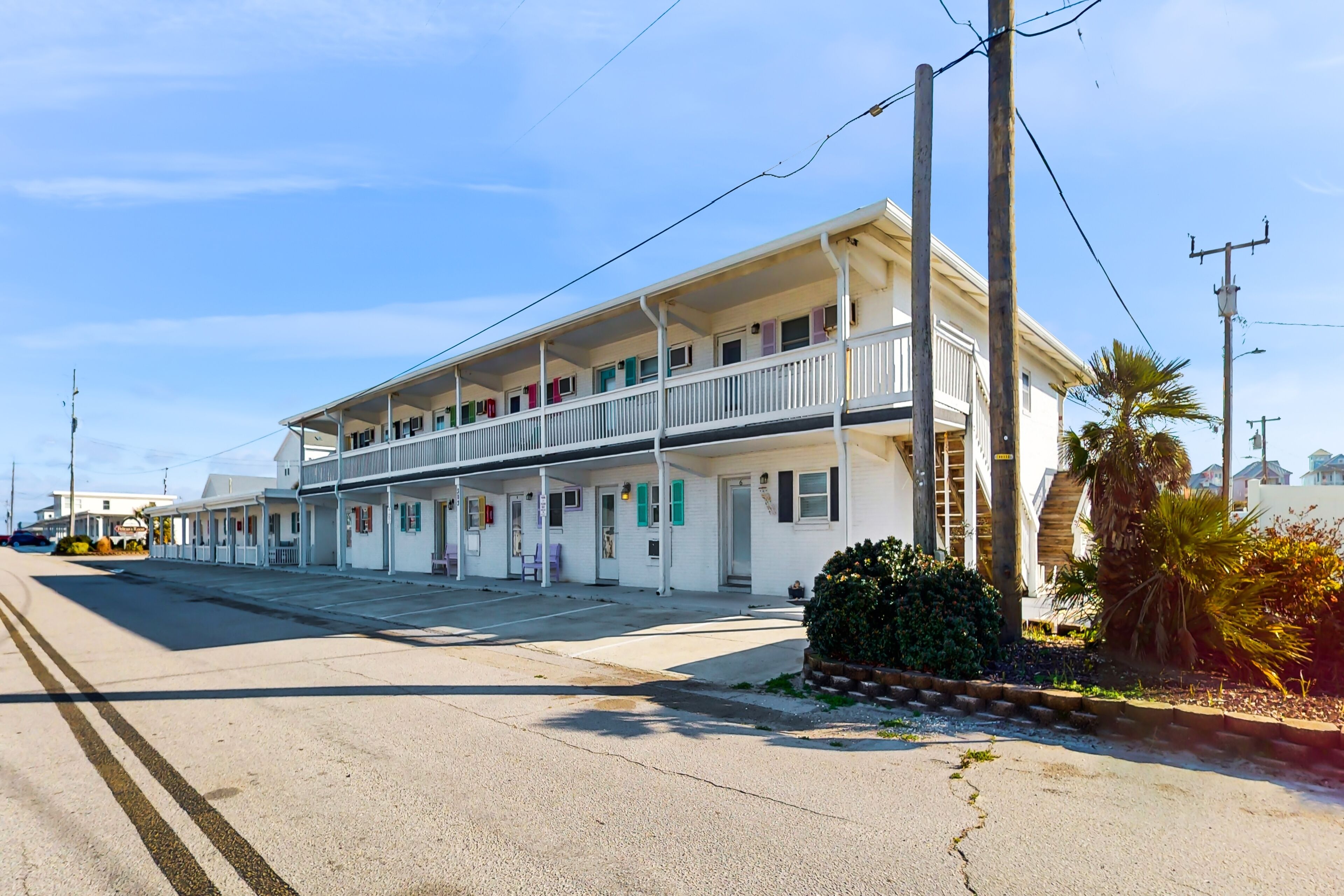 Beachside condo with mid-size kitchen & on-site pool - shared W/D