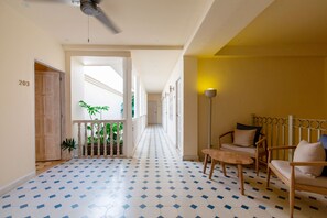 50-inch Smart TV with satellite channels - B Haus Hotel Boutique (Cartagena)