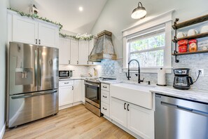 Fridge, microwave, stovetop, dishwasher