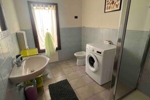 Shower, hair dryer, bidet, towels - Sole e mare Holiday home 2 (La Maddalena)
