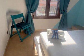 1 bedroom, bed sheets - Sole e mare Holiday home 2 (La Maddalena)