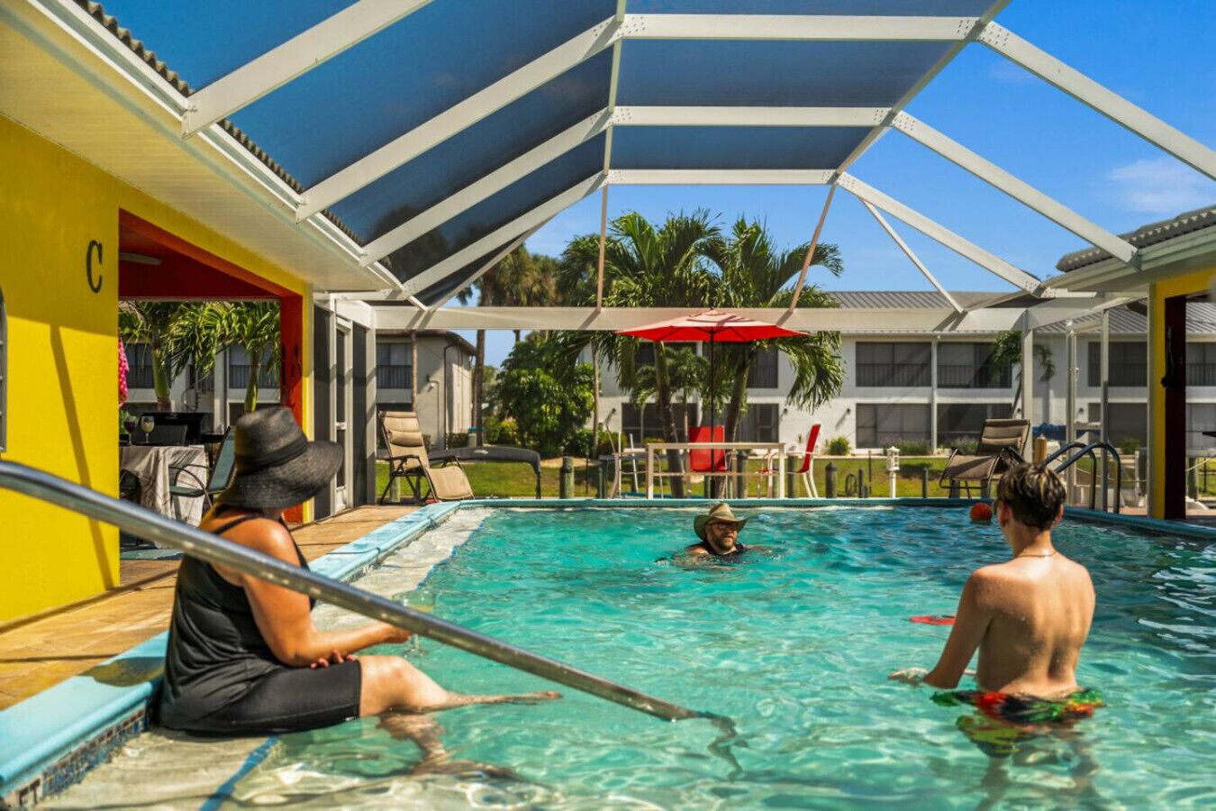 Een verwarmd zwembad