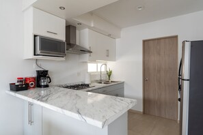 Standard House | Private kitchen | Full-sized fridge, microwave, stovetop, coffee/tea maker - 1511 Casa Almarena Mazatlán (Mazatlán)