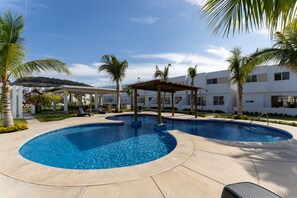 Utendørsbasseng, bassengtelt (inkludert) og bassengparasoller