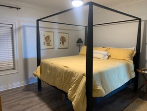 4 habitaciones, tabla de planchar con plancha, wifi y ropa de cama 