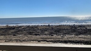 Une vue sur l’océan, prise depuis un espace abrité, avec une côte rocheuse en contrebas.