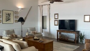 Un salon avec un canapé, une table basse et un meuble pour la télévision.