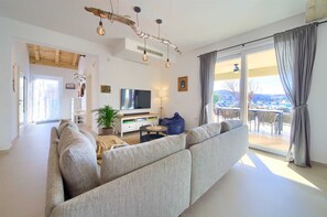 TV - Villa BEACHFRONT with heated pool (Klimno)