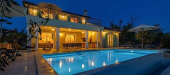 Villa BEACHFRONT with heated pool