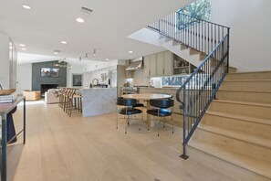 Fridge, microwave, oven, stovetop - Brand New Listing for SXSW Week!!! Short Walk to Lake, Downtown and Zilker Park! (Austin)