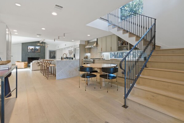 Fridge, microwave, oven, stovetop - Brand New Listing for SXSW Week!!! Short Walk to Lake, Downtown and Zilker Park! (Austin)