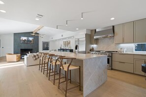 Fridge, microwave, oven, stovetop - Brand New Listing for SXSW Week!!! Short Walk to Lake, Downtown and Zilker Park! (Austin)