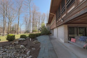 Property grounds - Spacious Lake House - Eagles Mere (Eagles Mere)