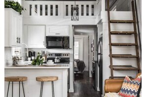 Private kitchen - Sweet Dee's Tiny Home (Monteagle)