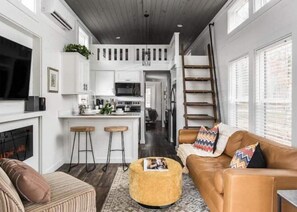 Living area - Sweet Dee's Tiny Home (Monteagle)