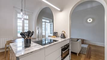 Fridge, microwave, oven, stovetop