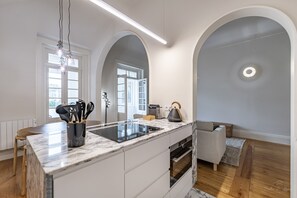 Refrigerador, microondas, horno y lavavajillas 
