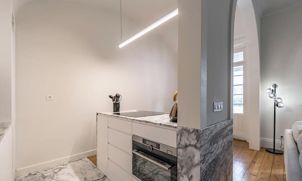 Uma cozinha moderna com bancadas de mármore, forno embutido e um design minimalista elegante.