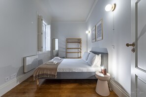 3 slaapkamers, een strijkplank/strijkijzer, gratis wifi, beddengoed