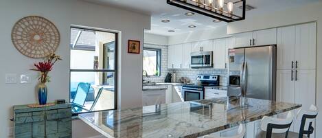 Frigorifero, microonde, forno, piano cottura