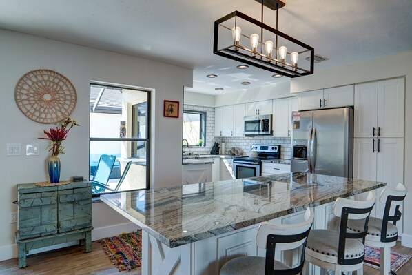 Kühlschrank, Mikrowelle, Ofen, Herdplatte