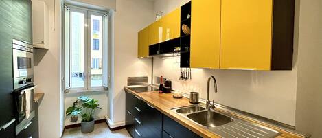 Geladeira, micro-ondas, fogão, cooktop