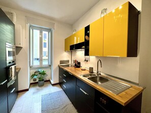 Kühlschrank, Mikrowelle, Ofen, Herdplatte