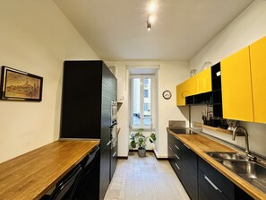 Frigorifero, microonde, forno, piano cottura
