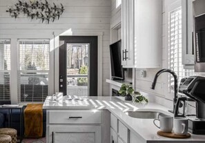 Fridge, microwave, oven, stovetop - Mac's Lodge Tiny Home (Monteagle)