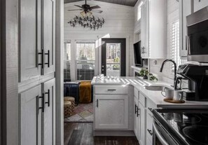 Frigorifero, microonde, forno, piano cottura