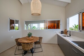 Deluxe penthouse | Privékeuken | Een koelkast met diepvriezer, een microgolfoven, een kookplaat